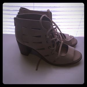 NWT Vince Camuto Cream Lace up Block Heel